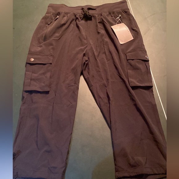 Women’s Cargo Capri Pants - Picture 3 of 3